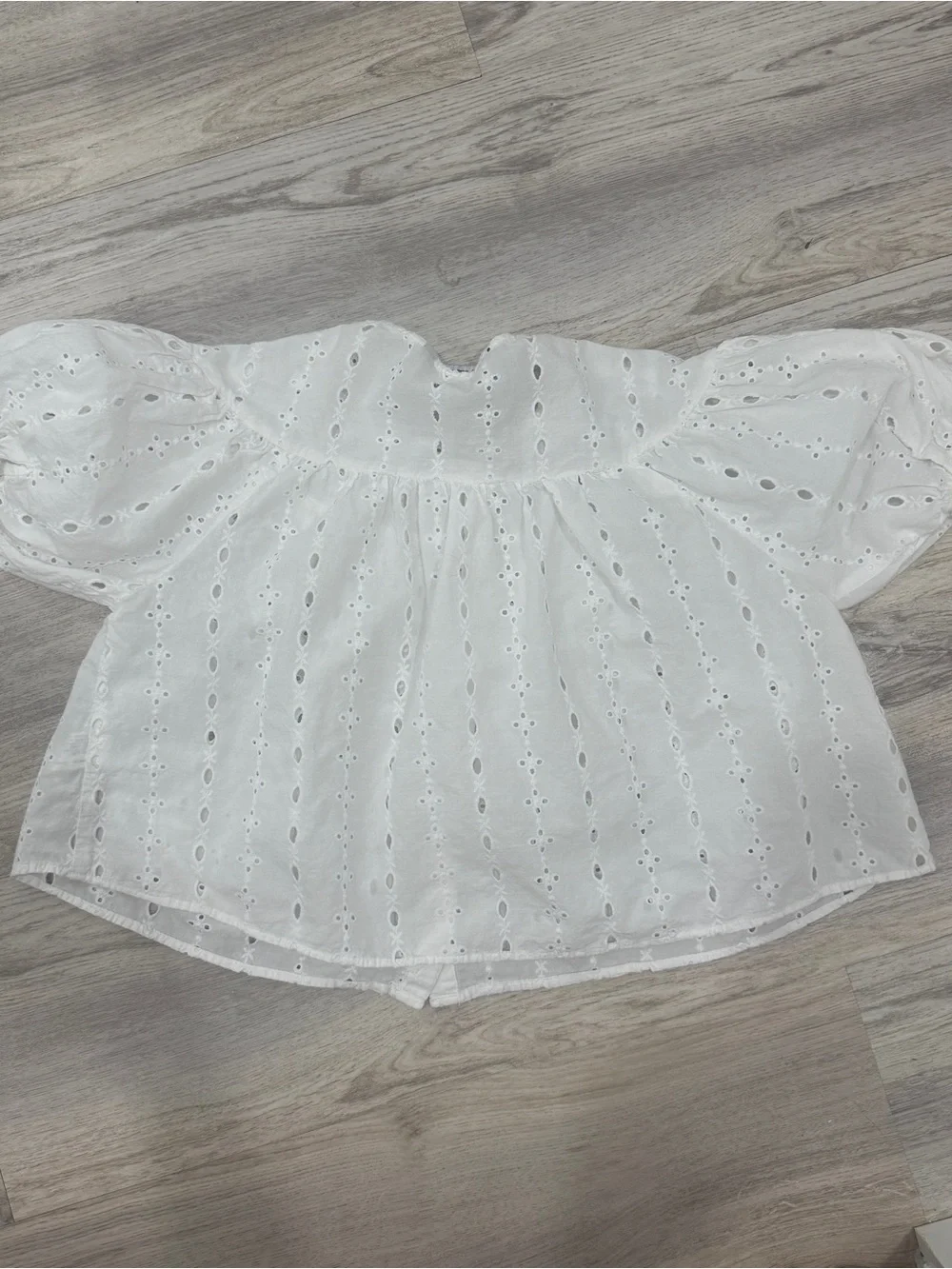 Zara White Eyelet Button-Front Puff Sleeve Top size S
